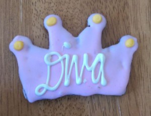 Dog cookie shaped like a crown that says "Diva."